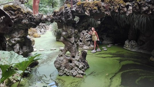レガレイラ宮殿 滝と飛び石を渡る池