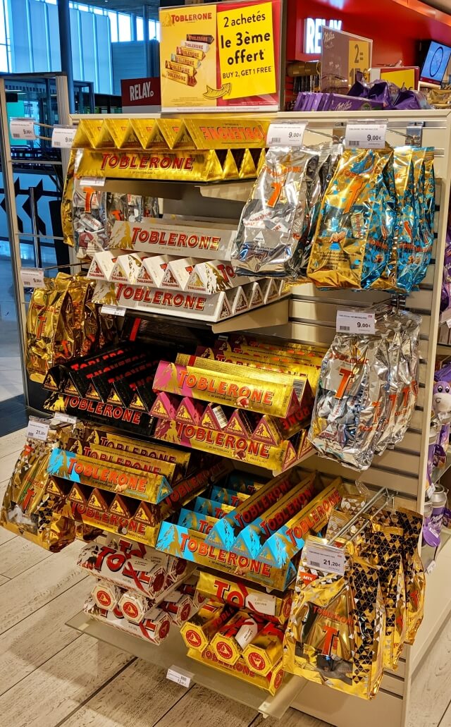 パリ シャルル・ド・ゴール空港 お土産 TOBLERONE(トブラローネ)のチョコレート